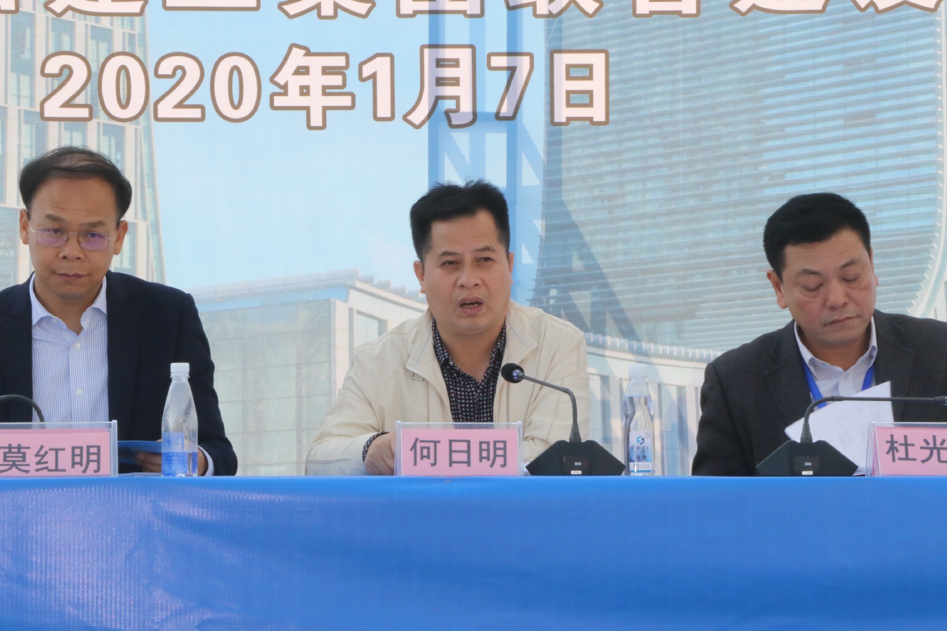 1、崇左市住房和城鄉(xiāng)建設局局長何日明致辭.JPG